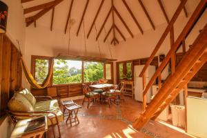 拉斯特拉纳斯克拉夫弗德生态山林小屋的客厅配有桌椅和大窗户