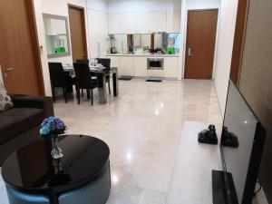吉隆坡ML（SM）舒适公寓 的一间带桌子的客厅和一间厨房