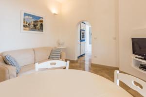 莱乌卡Adriatic Villa的带沙发和电视的客厅
