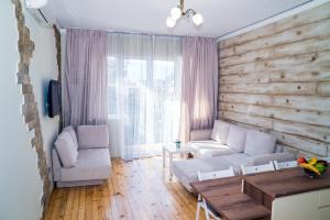 索非亚Sofia Central Luxury Apartment的客厅配有白色沙发和木墙