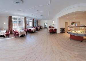 巴特皮尔蒙特Hotel Heldt的一间在房间内配有桌椅的餐厅