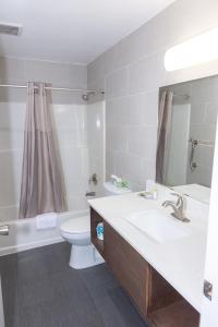 贝尔弗劳尔贝尔弗劳尔价值汽车旅馆的浴室配有盥洗盆、卫生间和浴缸。