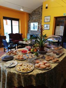 TrivignoLa Foresteria di San Leo的一张桌子上放着许多盘子的食物