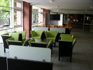波恩波恩青年旅馆的餐厅设有绿色和白色的桌椅