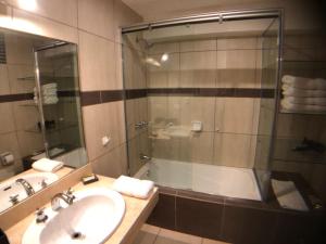 利马MLA apartments - Kennedy的带淋浴、盥洗盆和浴缸的浴室