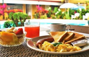 圣何塞圣何塞机场太阳门酒店的桌上的一盘早餐食品和饮料