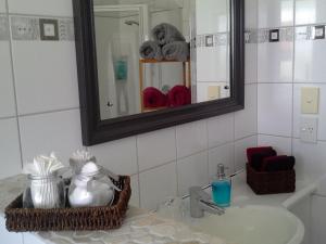 WaitaraThe Little Gem的一间带水槽和镜子的浴室