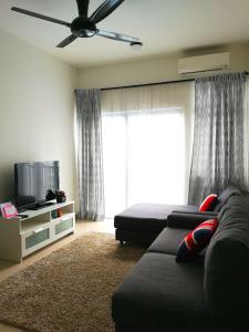 Kampong Kuala MasaiMeridin Bayvue Serviced Apt的带沙发和平面电视的客厅