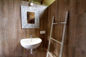 TampaksiringJungle Joglo的浴室设有水槽和墙上的镜子