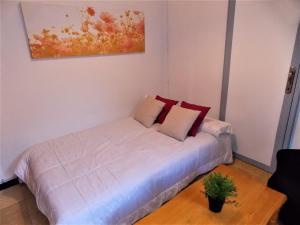 FasniaCasa Fasnia Nature的卧室配有带红色枕头的白色床