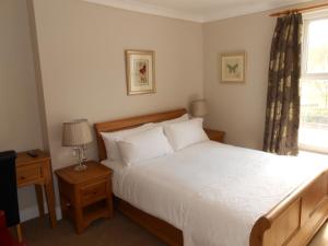 林肯南园旅馆的一间卧室设有一张大床和一个窗户。