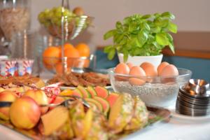 埃本塞施拉夫迈勒特劳恩旅馆的餐桌上放有食物和水果盘