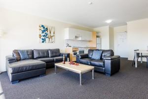 珀斯Perth Ascot Central Apartment Hotel Official的客厅配有两张沙发和一张咖啡桌