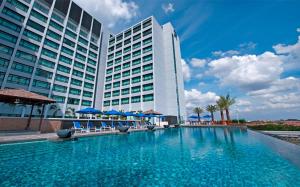 八打灵再也朱兰达马沙拉皇家酒店的大楼前设有游泳池的酒店