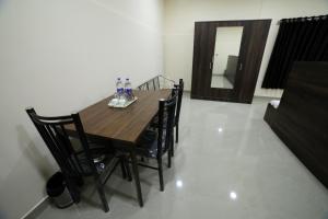 德里久尔Shivalaya Residency的一张木桌和椅子