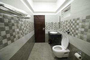 德里久尔Shivalaya Residency的一间带卫生间和水槽的浴室