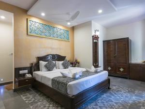 卡兰古特特拉帕莱索度假酒店的一间卧室,卧室内配有一张大床