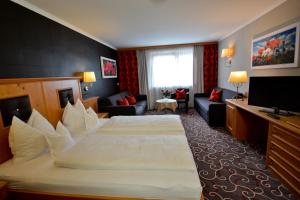 科萨斯瑞特伯格酒店的酒店客房设有一张大床和一台电视。