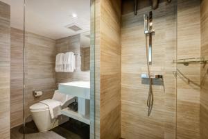 曼谷斯考酒店的带淋浴、卫生间和盥洗盆的浴室