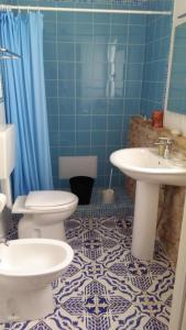 兰佩杜萨Blue Bab B&B的一间带卫生间和水槽的浴室