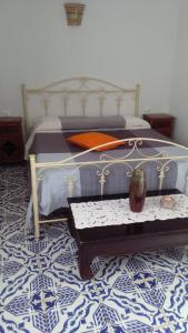 兰佩杜萨Blue Bab B&B的一间卧室配有一张带桌子的床