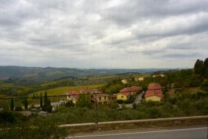 潘札诺damario panorama的享有山丘小镇的景色