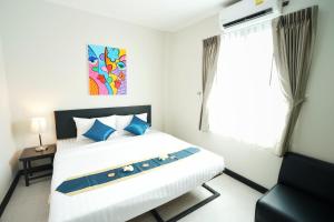 曼谷Sabai Place Donmueang Airport的卧室配有白色的床和窗户。
