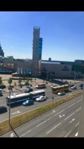 里加BalticApart Riga的停车场内有巴士和汽车的高速公路