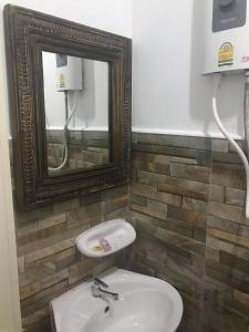 春蓬The Mountain View Hat Sai Ri Resort的一间带水槽和镜子的浴室