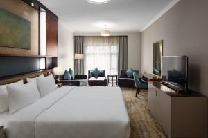 麦地那麦地那萨哈酒店的酒店客房设有一张大床和一间客厅。