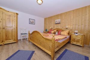 巴特欣德朗Haus Meinecke的一间卧室配有一张大木床。