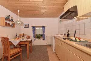 Haus Meinecke的厨房或小厨房