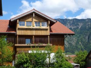 巴特欣德朗Haus Meinecke的木屋设有阳台,享有山脉的背景