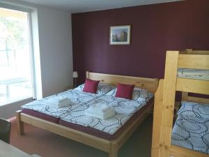 帕索尔维基Vila Moravia的一间卧室配有一张带两张双层床的床铺。