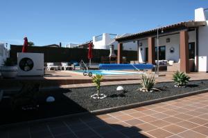 卡勒达德福斯特VILLA DREAMS - VILLAS LA ESTANCIA -的一座带游泳池的房子