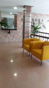 阿雷西费Hostal Residencia Cardona的大楼内带黄色沙发的大堂