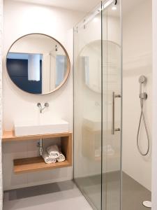 科沙林Ataner Apartamenty的一间带水槽和镜子的浴室
