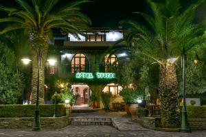 欧拉努波利斯皮尔戈斯酒店的一家在晚上拥有棕榈树的酒店