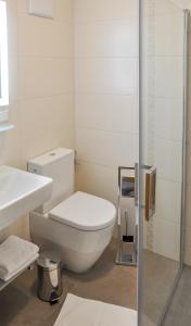 HitzendorfSimandlhof的白色的浴室设有卫生间和淋浴。