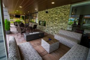 科恰班巴雷吉纳会议中心度假酒店的餐厅配有沙发和桌椅