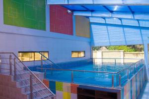 科恰班巴雷吉纳会议中心度假酒店的大楼内的大型游泳池
