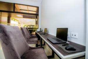 科恰班巴雷吉纳会议中心度假酒店的一张桌子,上面有一台笔记本电脑和鼠标