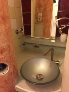 柏林Appartement am Tegeler See的浴室内的盥洗盆和镜子