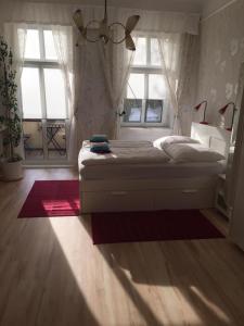 柏林Appartement am Tegeler See的一间卧室设有一张大床和窗户