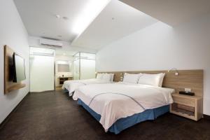 Mingjian翔禾大饭店的酒店客房设有两张床和电视。