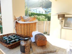 开普敦马顿斯宾馆的桌上的一篮面包和一篮子食物