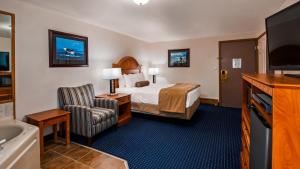 瓦尔迪兹瓦尔迪兹港贝斯特韦斯特酒店的一间酒店客房 - 带一张床和一间浴室