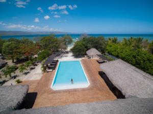 蓬塔露奇亚Punta Rucia Lodge Hotel Boutique & Spa的游泳池内人头顶的景色