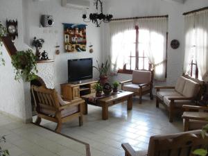 圣贝尔纳多科隆尼亚酒店的客厅配有家具和平面电视。