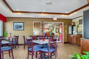 Thomasville托马斯维尔家乡酒店的一间带桌椅的餐厅和一间厨房